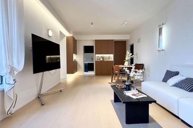 2Bdrs 1Bath/Fabulous&Spacious&Bright /L8 North Xizang Rd/nice ccompound&view