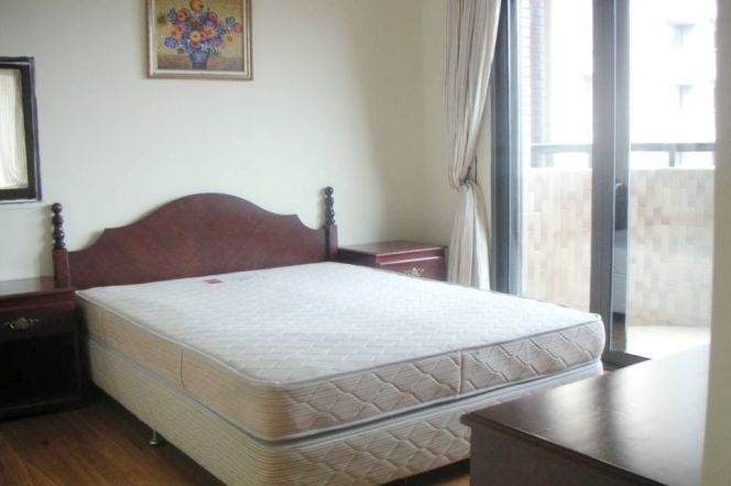 Valuable Jiangsu/Huashan Rd 3BR+2BA with Balcony,Oven 15.5K 