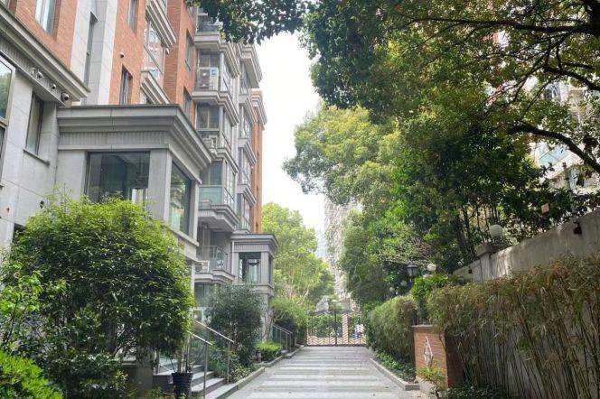 2br-2bath with Balcony and Garden near Line 2/11 Jiangsu Road St.