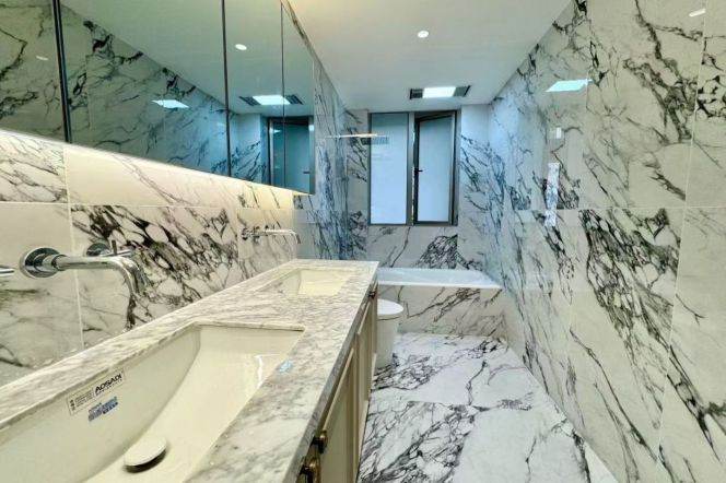 2 bedrooms with bright lighting at Changping Road Station on Line 7, with an outdoor balcony