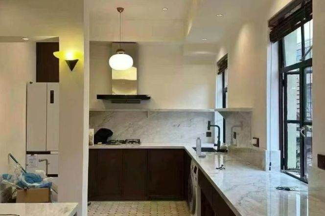 On the third floor of Xintiandi Garden Villa, there is an 80-square-meter super-large living room