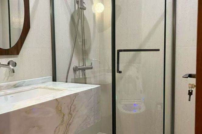 On the third floor of Xintiandi Garden Villa, there is an 80-square-meter super-large living room