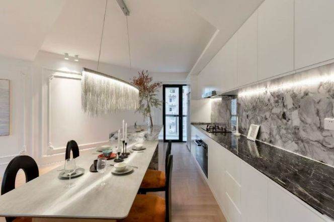 Morden decoration 3brs with balcony and floor heating nearby west nan jing road CBD