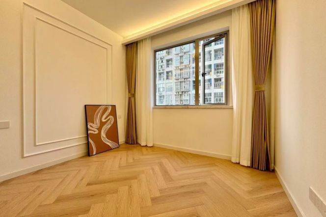 2 bedrooms with bright lighting at Changping Road Station on Line 7, with an outdoor balcony