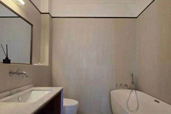 On the third floor of Xintiandi Garden Villa, there is an 80-square-meter super-large living room