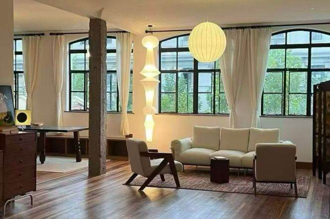 On the third floor of Xintiandi Garden Villa, there is an 80-square-meter super-large living room