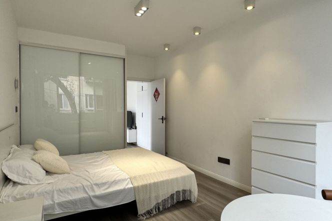 Standard 1Br | Next to Jiangsu Rd & Zhongshan Park | Bright 6.9K