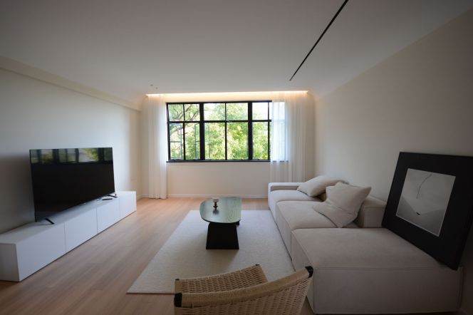 modern huge 1 bedroom floor heating on west nan jing road Plaza 66 line 2,12,13 only 16.8K