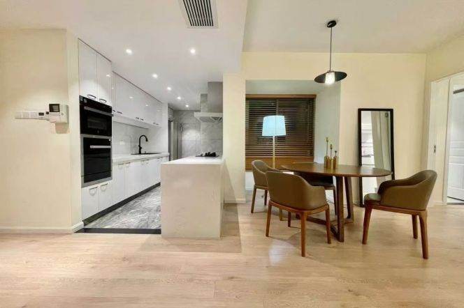 Changping Rd metro/2br2bt/central AC/floor heat/oven/dishwasher/balcony/free club/tennis court