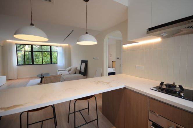 modern huge 1 bedroom floor heating on west nan jing road Plaza 66 line 2,12,13 only 16.8K