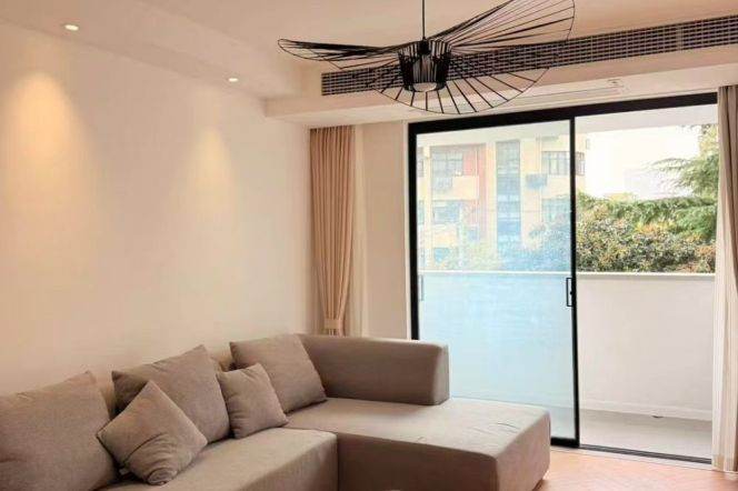 elevator 1br with balcony Nr west Nanjing road M2/12/13