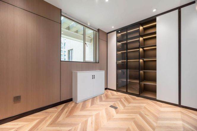 West Nanjing Rd metro/3br2bt/central AC/floor heat/oven/outdoor balcony