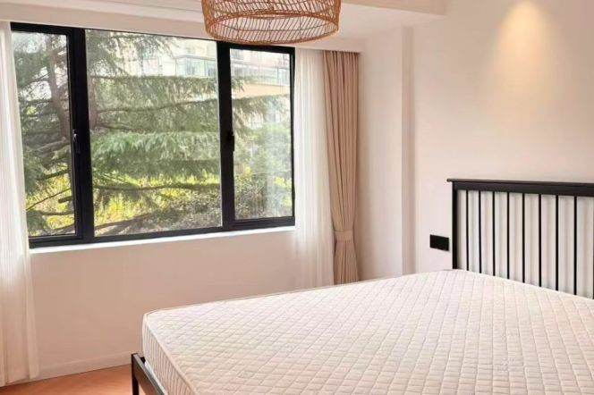 elevator 1br with balcony Nr west Nanjing road M2/12/13