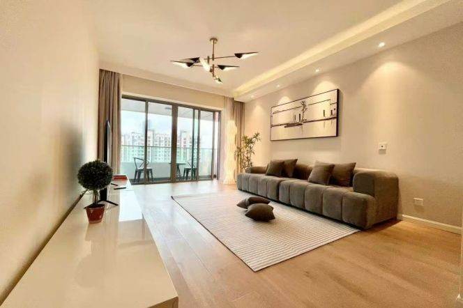 Changping Rd metro/2br2bt/central AC/floor heat/oven/dishwasher/balcony/free club/tennis court