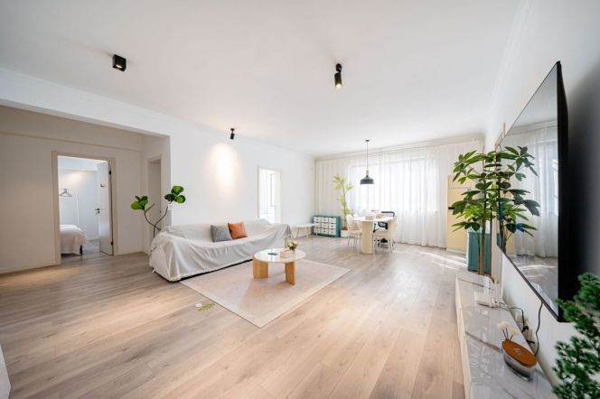 Short Term Super nice modern 4 br with 1 bath RMB 17.5K golden location M7/13 Jing'an 