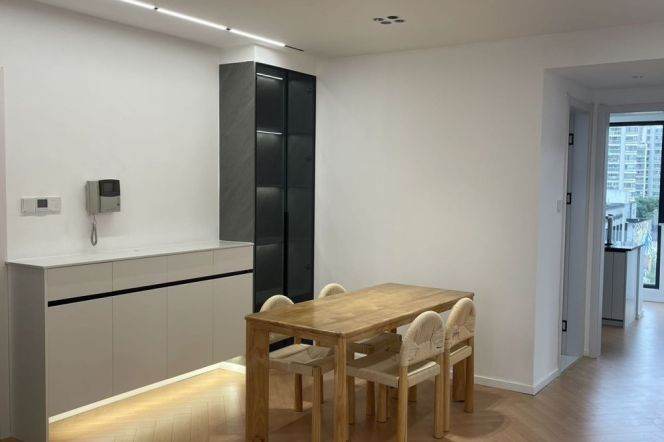 160 sqm 3 br bright Apt &floor heating &balcony/changping rd jing'an