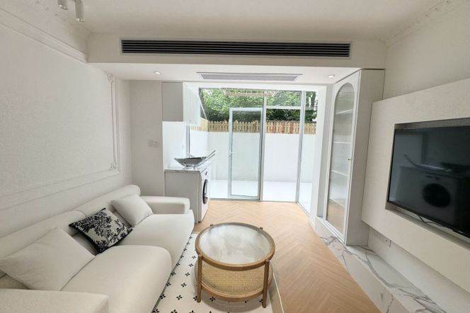 Spacious 1Br/2Lr/1Bt+Lovely Yard Close to L2/3/4 Zhongsham Park Station 