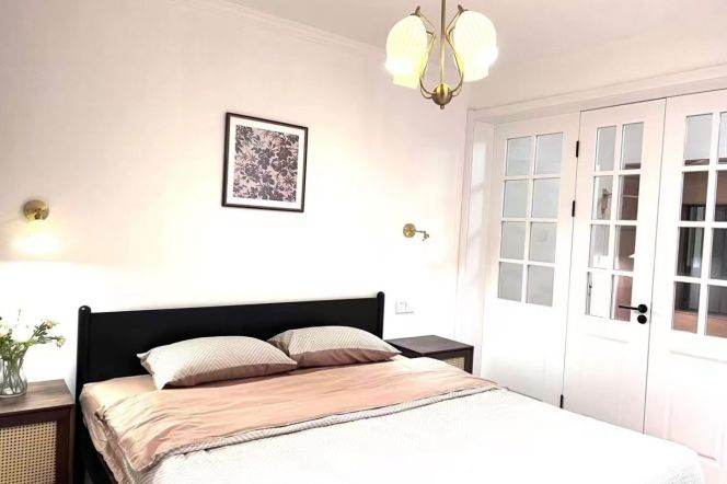 Prime Location with Floor Heating.2-Bedroom Converted to 1 Bedroom + Study in Jing'an