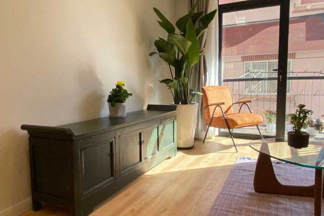 outdoor balcony,1br 2lrs@L7 Changping Rd station,all bright room