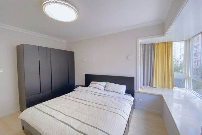 3 br 140 sqm modern &bright Apt/bathtub Weining rd L2 for 13K