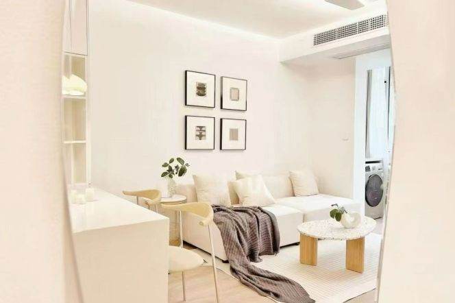 Jiangsu Rd Line 2/11，Nice 2br/2lrs/1ba apt