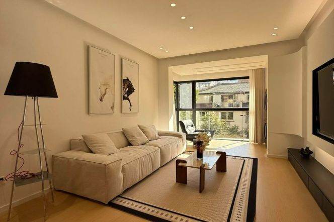 West Nanjing Rd metro/2br2bt/central AC/floor heat/oven