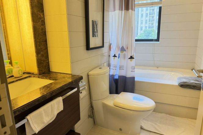 New World, large 2-bedroom apartment with outdoor balcony, L 10-13