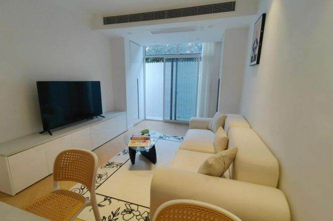 Modern 1 br with yard near JiaoTong University ,L10/11 