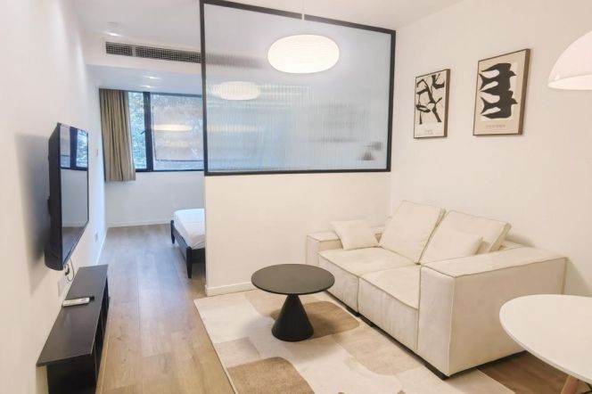 Bright 1 br on FaHuaZhen Rd . easy to L 10/11 JiaoTong University St.