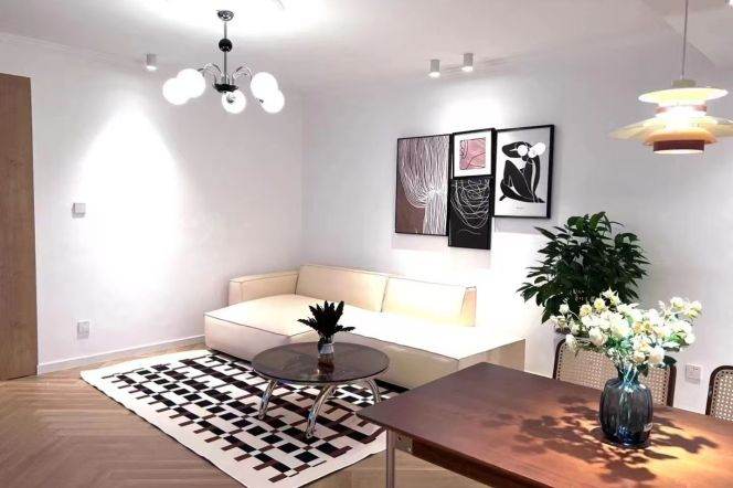 Prime Location with Floor Heating.2-Bedroom Converted to 1 Bedroom + Study in Jing'an