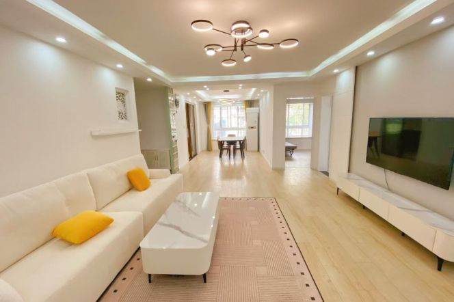 3 br 140 sqm modern &bright Apt/bathtub Weining rd L2 for 13K