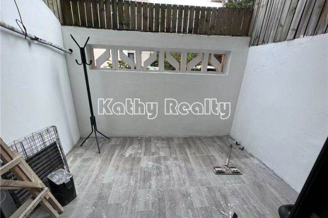 Spacious 1BR +yard wall heating Changshu Rd 9500