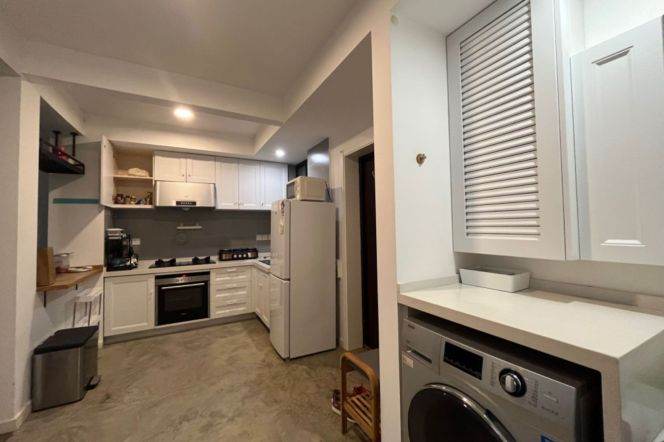 3 mins walk to L10 Shanghai library,Middle Huaihai Rd,1BDRM,1 BA,walk-in closet, balcony,furnished.