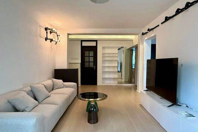 Wuyuan Road South facing 2br,0 Distance to Line 1/7 Changshu Road St.