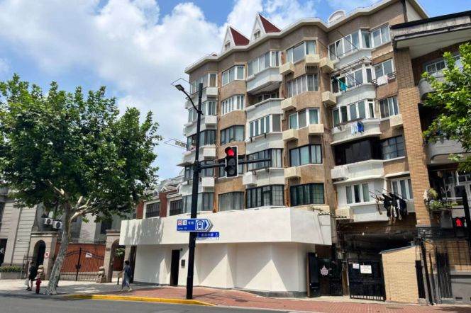 3 mins walk to L10 Shanghai library,Middle Huaihai Rd,1BDRM,1 BA,walk-in closet, balcony,furnished.