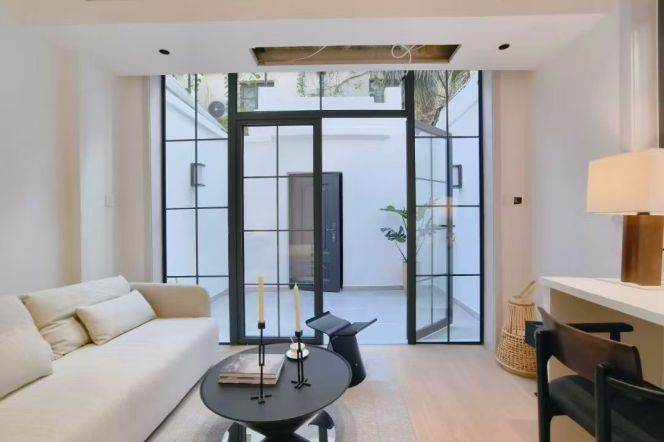 1BR modern & bright / private yard near iapm