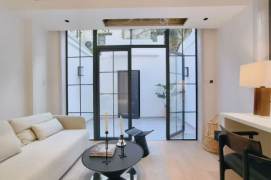 1BR modern & bright / private yard near iapm