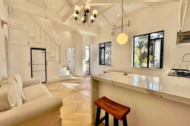 1 br unique old house &high ceiling &outdoor/changshu rd 12K