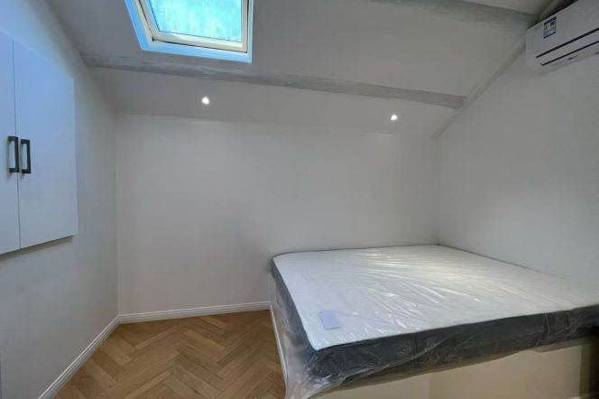  cozy high ceiling 1br+balcony Nr changshu Rd M1/7