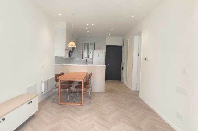  Modern 1br apt with Balcony nr Changshu rd  L1/7 