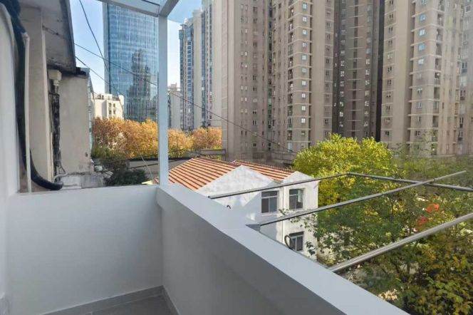  Modern 1br apt with Balcony nr Changshu rd  L1/7 