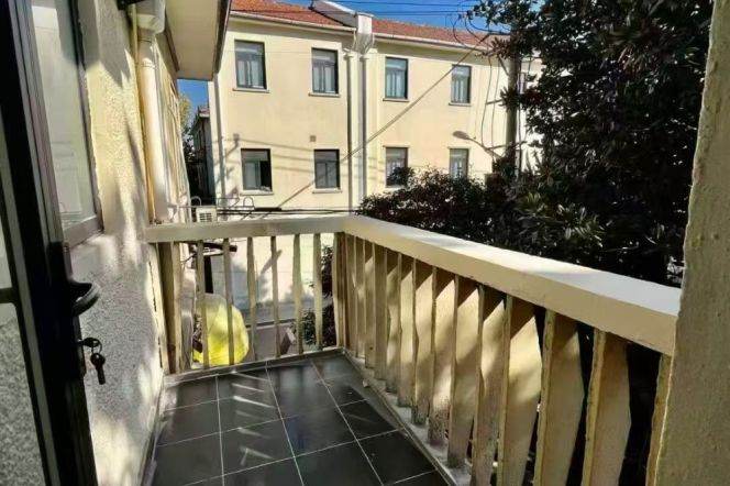 1 br unique old house &high ceiling &outdoor/changshu rd 12K