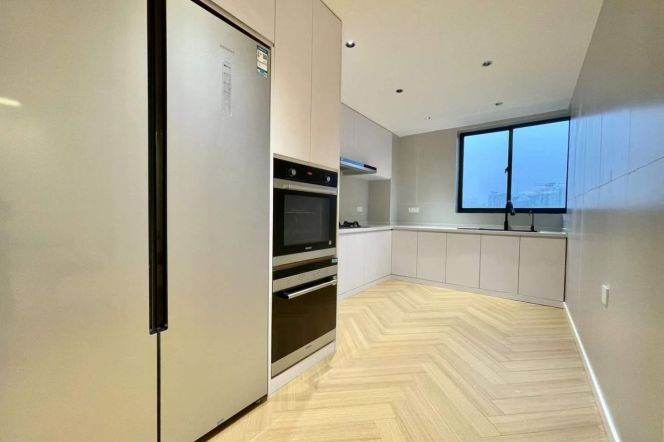 3BR 2BTH w/ Balcony nr HanZhong RD