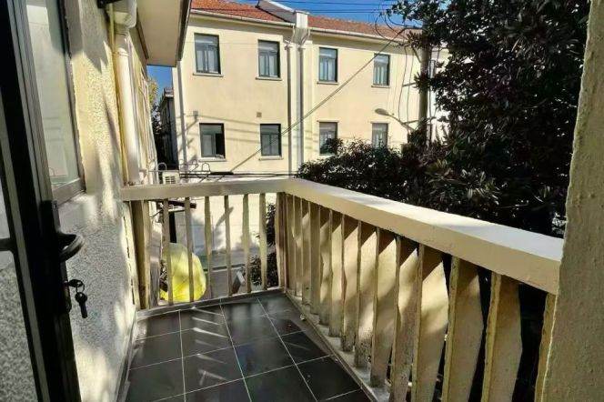 7 meters high-ceiling 1br with Outdoor Balcony near Line 1/7 Changshu Road St.