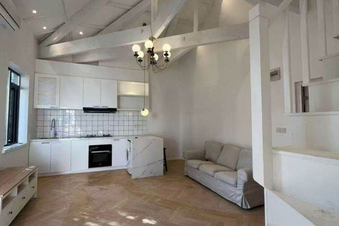 7 meters high-ceiling 1br with Outdoor Balcony near Line 1/7 Changshu Road St.