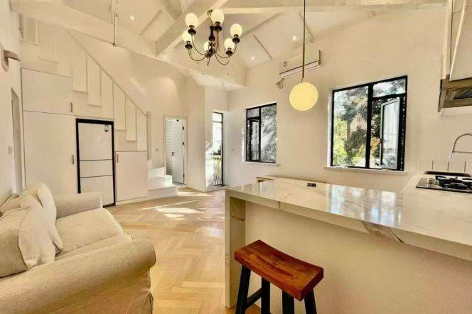 7 meters high-ceiling 1br with Outdoor Balcony near Line 1/7 Changshu Road St.