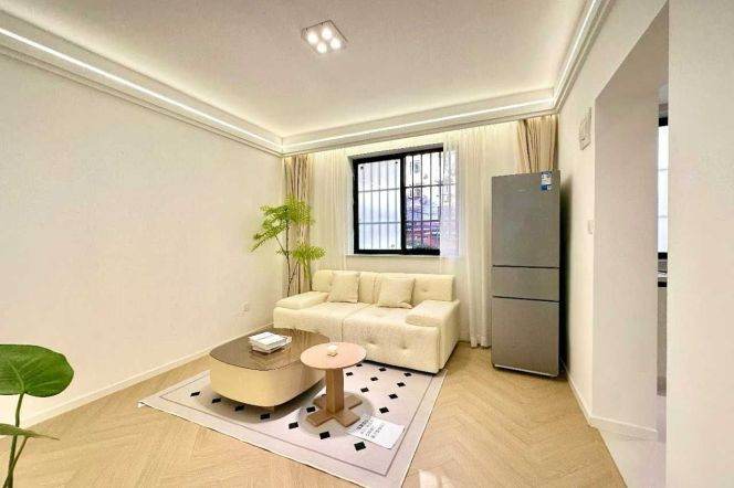 6.8k 1Br with Courtyard Nr Jiangsu Rd.line2/11