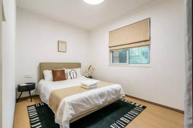 3 br 140 sqm modern Apt&Central AC/Hongqiao rd L10&3 for 13.5K