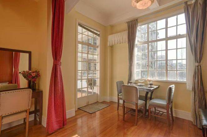 Big size Antique Apt beside Suzhou Creek