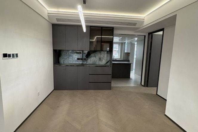 3 brs, 2 baths with Big terrace, 160 sqm @ Zhongshan park L2